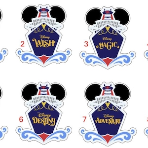 Pu&ograve; includere: Set di otto design a tema navi da crociera Disney. Ognuno presenta una nave blu navy con accenti rossi e bianchi, su sfondo bianco. I design includono le parole: Dream, Wish, Magic, Treasure, Fantasy, Destiny, Adventure e Wonder.