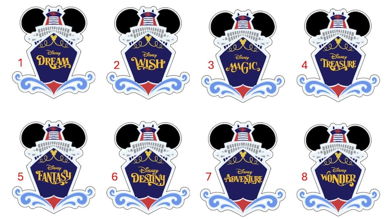 Pu&ograve; includere: Set di otto design a tema navi da crociera Disney. Ognuno presenta una nave blu navy con accenti rossi e bianchi, su sfondo bianco. I design includono le parole: Dream, Wish, Magic, Treasure, Fantasy, Destiny, Adventure e Wonder.