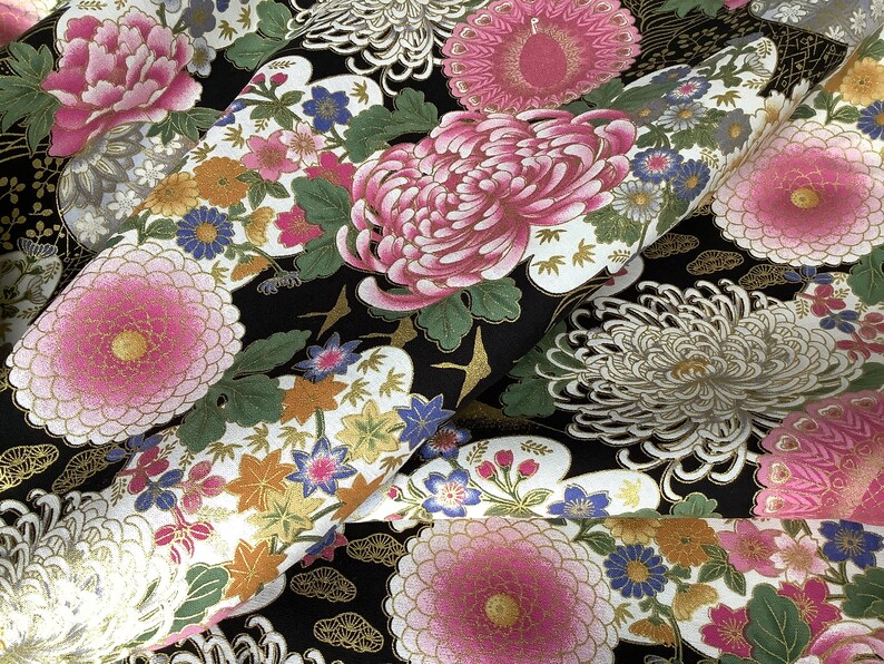 Tissu japonais, tissu grues japonaises, noir et or, tissus japonais, tissu patchwork, fleurs japonaises Tissu motifs tsuru et fleurs imagem 2