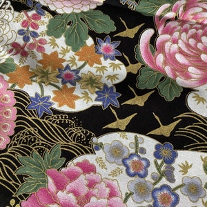 Tissu japonais, tissu grues japonaises, noir et or, tissus japonais, tissu patchwork, fleurs japonaises Tissu motifs tsuru et fleurs imagem 4