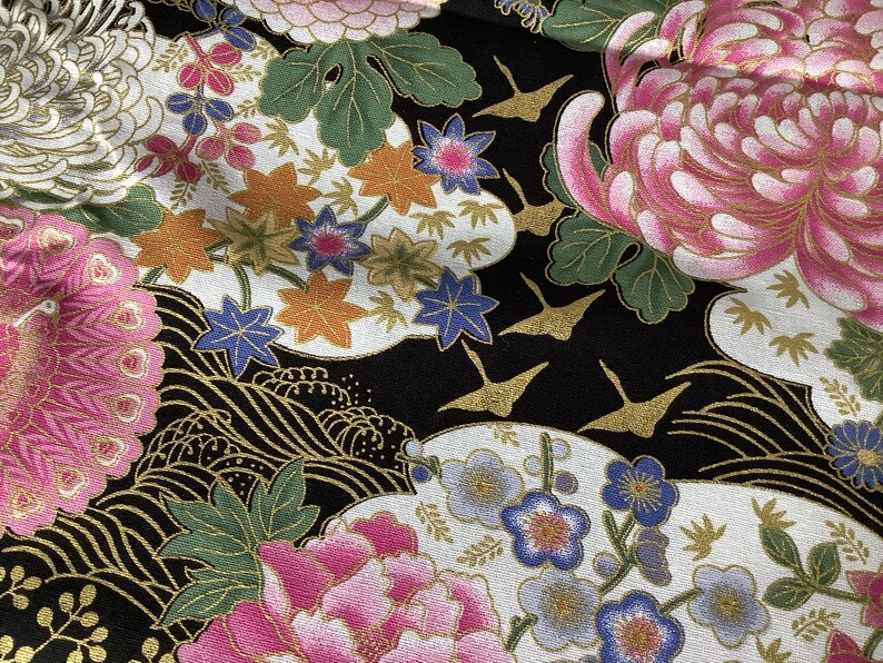 Tissu japonais, tissu grues japonaises, noir et or, tissus japonais, tissu patchwork, fleurs japonaises Tissu motifs tsuru et fleurs imagem 4