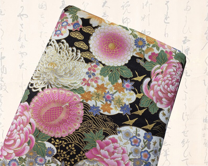 Tissu japonais, tissu grues japonaises, noir et or, tissus japonais, tissu patchwork, fleurs japonaises Tissu motifs tsuru et fleurs imagem 1