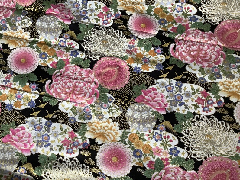 Tissu japonais, tissu grues japonaises, noir et or, tissus japonais, tissu patchwork, fleurs japonaises Tissu motifs tsuru et fleurs imagem 6