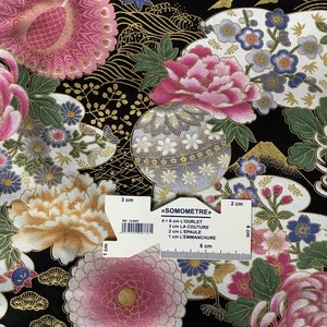 Tissu japonais, tissu grues japonaises, noir et or, tissus japonais, tissu patchwork, fleurs japonaises Tissu motifs tsuru et fleurs imagem 3