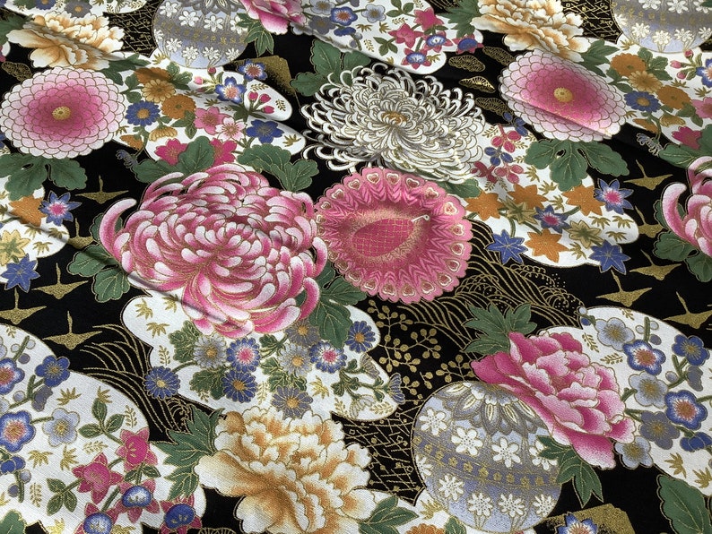 Tissu japonais, tissu grues japonaises, noir et or, tissus japonais, tissu patchwork, fleurs japonaises Tissu motifs tsuru et fleurs imagem 5