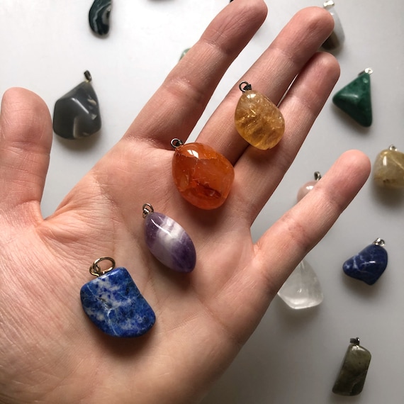 Lebensquelle Plus Ciondolo A Goccia Iperstene | Ciondolo In Pietra Perforata Con Nastro Di Cotone