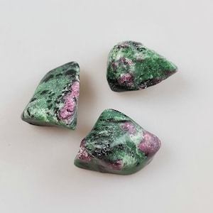 ZOISIT mit RUBIN getrommelt - Kristalltherapiesteine Chakra - S-M Größe Steine // Trommelsteine Zoisit mit Rubin
