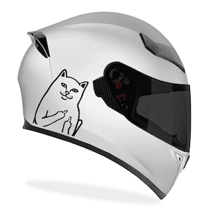 Könnte beinhalten: Weißer Motorradhelm mit schwarzem Visier und einer schwarzen Katzenzeichnung, die den Mittelfinger zeigt. Der Helm hat ein schlankes Design mit glänzendem Finish und einem Kohlefaser-Akzent.