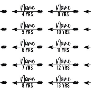 Op de afbeelding: Zwart-wit pijlontwerp met de tekst "Naam" en mijlpalen van de leeftijd vanaf de geboorte tot 18 jaar. Het ontwerp is perfect voor een groeidiagram of een scrapbook.
