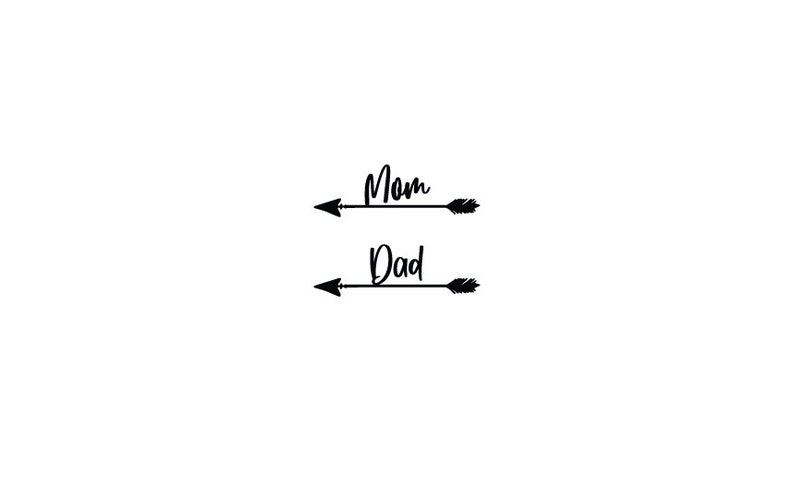 Op de afbeelding: Zwart-wit grafisch ontwerp met twee pijlen die in tegengestelde richtingen wijzen. Het woord "Mama" staat boven de bovenste pijl en het woord "Papa" onder de onderste pijl.