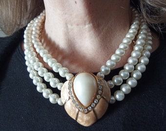 Vintage 3 strand faux pearl necklace with decorative detail