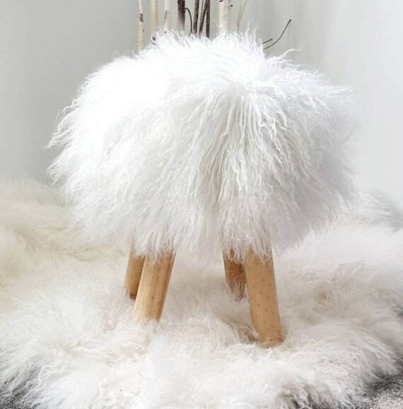 Poggiapiedi con pelliccia di agnello mongolo e gambe in legno 44