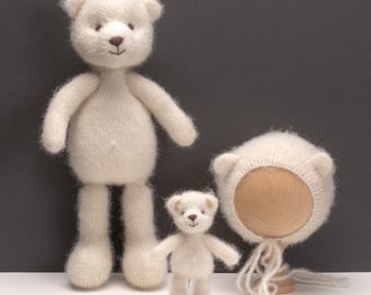 Newborn photography props. Knitted hat and toy. Bid and small polar teady bear.