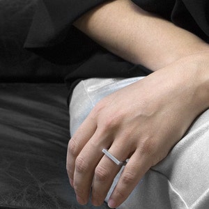 BAGUE MINIMALE EN ALUMINIUM - Bague carrée moderne avec design rotatif - Bijoux géométriques faits main - Légère et unique