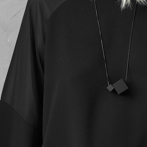 MODULODUE – Collana con ciondolo geometrico minimalista in Jesmonite, design a cubo strutturato su catena a serpente nera, gioiello urbano di tendenza