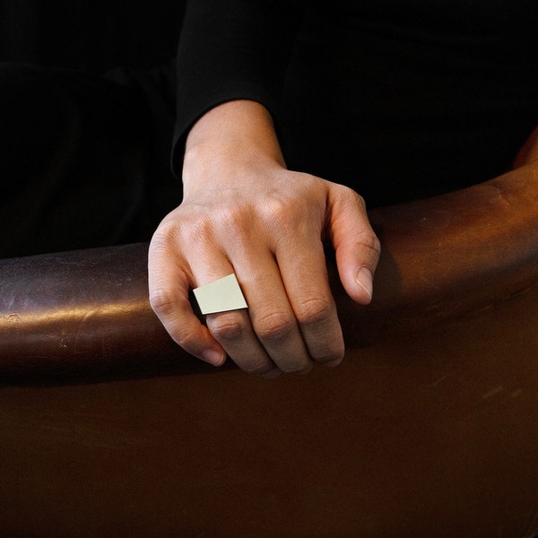 RHODIUM QUADRATISCHER RING. Moderner glänzender Ring, minimaler und geometrischer Schmuck, handgefertigt.