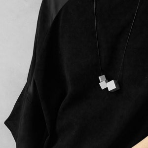 MODULOTRE – Geometric Necklace with 3 Cube Pendant in Jesmonite, Minimal Bauhaus-Inspired Design