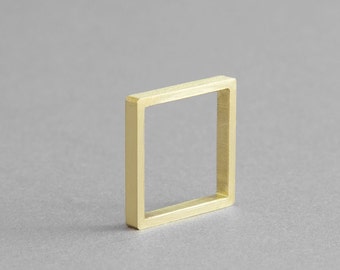 MESSING MINIMAL RING. Der moderne Goldring ist quadratisch und anspruchsvoller Schmuck, handgefertigt aus Messing.