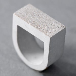 ARK Concrete Ring – Grey Micro Cement Arch Ring – Sculptural & Lightweight Jewelry – Unisex Statement Ring – Handmade in Berlin