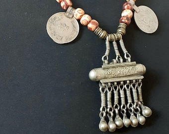 Collier Kuchi avec perles en bois et pièces de monnaie vintage