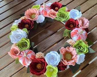 Corona de flores de fieltro para otoño: decoración rústica con calabazas
