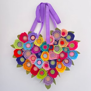 Guirlanda de corações com flores de feltro: decoração colorida para o Dia dos Namorados