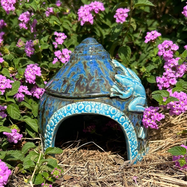 Toad House dark blue/brown with light blue frog and trim