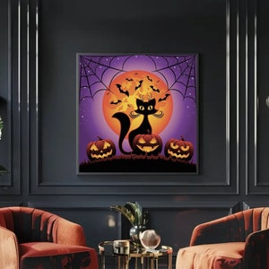 Op de afbeelding: Een zwarte kat met een paarse achtergrond en een volle maan met vleermuizen die eromheen vliegen. Drie uitgeholde pompoenen staan voor de kat.