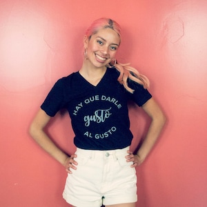 Hay Que Darle Gusto al Gusto—Unisex T-Shirt