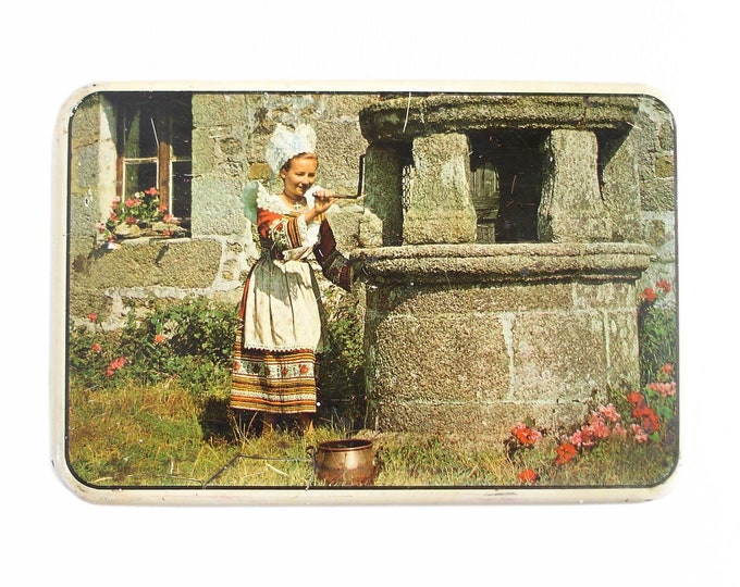 Vintage Keksdose im französischen Landhausstil MASSILLY, Mädchen in traditioneller französischer Kleidung. Vintage Kekse Litho Blechdose, Sammeldosen