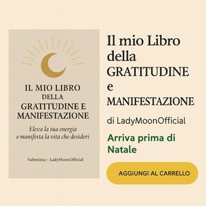 Può includere: Una copertina di libro in italiano con il titolo "IL MIO LIBRO DELLA GRATITUDINE E MANIFESTAZIONE". Il design presenta una luna crescente e un sole dorati. Il testo recita "Eleva la tua energia e manifesta la vita che desideri."