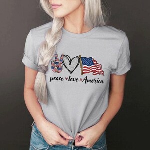 Grafik Tee | Peace, Love, Amerika | Feiern Sie Amerika | 4. Juli | Rot Weiß Blau | Flaggentag | Patriotische | Unabhängigkeitstag | Transfer