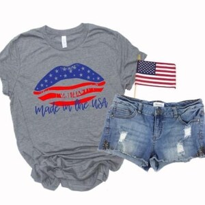 Grafik Tee | Hergestellt in den USA | Lippen | Kuss | Feiern Sie Amerika | 4. Juli | Rot Weiß Blau | Flaggentag | Patriotische | Fertiges T-Shirt
