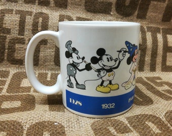 Mickey dibuja a Mickey entre aplausos