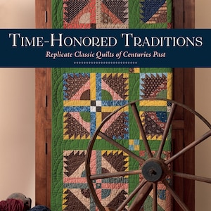 Pode incluir: Uma roda de fiar de madeira está em frente a um edredom com uma borda verde e quadrados de retalhos coloridos. O edredom está pendurado em um armário de madeira. O texto "Time-Honored Traditions" é exibido.