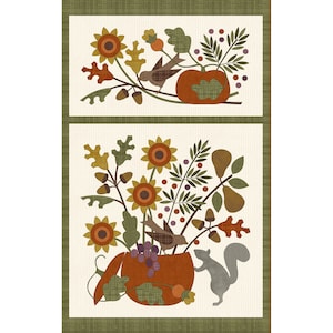 Op de afbeelding: Een stoffen ontwerp met twee panelen met herfstthema-illustraties. Het bovenste paneel toont een pompoen, een vogel, zonnebloemen en eikels. Het onderste paneel toont een pompoen die overloopt van zonnebloemen, druiven en een eekhoorn. De kleurenpalet omvat oranje, groen, bruin en crème.