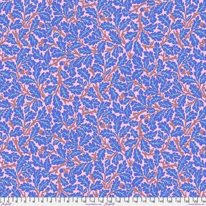 以下が含まれることがあります： ピンクの生地に、青いどんぐりや葉っぱが繰り返し描かれた模様。葉っぱは濃い青色の輪郭で描かれており、どんぐりは濃い青色で塗りつぶされています。