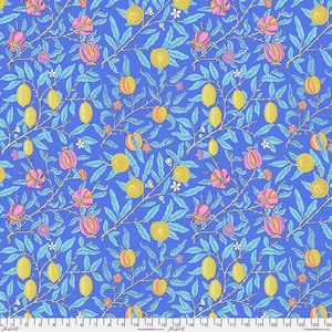 以下が含まれることがあります： 青色の生地に、レモン、桃、ピンクの花が繰り返されるパターン。緑の葉と小さな白い花がデザインに含まれており、詳細な植物柄を作り出しています。下端には定規が見えます。