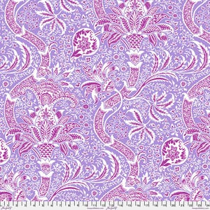 以下が含まれることがあります： 紫色の背景に白い花柄のモチーフが繰り返し描かれたシームレスなパターン。パターンは複雑で詳細に描かれており、さまざまな花の形とサイズがあります。