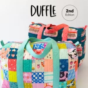 Può includere: Due borsoni trapuntati con design patchwork. La borsa anteriore ha un manico azzurro e quadrati colorati con vari motivi. La borsa posteriore è verde ottanio con una stampa di macchine da scrivere. Testo: PATCHWORK DUFFLE 2nd Edition.