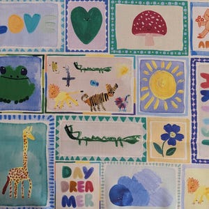 Op de afbeelding: Een kleurrijke illustratie van een kinderkunstproject. Het kunstwerk bevat verschillende afbeeldingen, waaronder een kikker, een giraffe, een hart, een paddenstoel, een zon, een wolk, een tijger en een rups. De woorden "LOVE", "ARTY", "ARTIST" en "DAYDREAMER" zijn ook in het kunstwerk opgenomen.