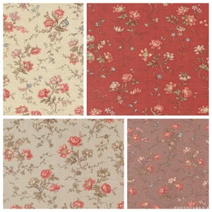Op de afbeelding: Een collectie van vier stofstalen met een herhalend bloemenpatroon met rozen en kleine takjes in tinten rood, roze en groen. De achtergrondkleuren variëren tussen crème, donkerrood, lichtgrijs en gedempt mauve over de vier vierkanten heen.