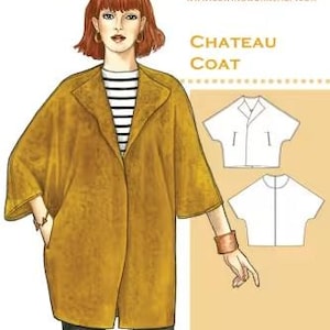 Puede incluir: Ilustración de una mujer con un abrigo Chateau color mostaza. El abrigo tiene un cuello ancho y mangas tres cuartos. La mujer lleva una camisa a rayas blancas y negras. Incluye el texto "THE SEWING WORKSHOP" y "CHATEAU COAT".