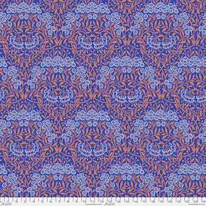 以下が含まれることがあります： 青とオレンジの花柄が繰り返されるパターン。パターンには、白い中心を持つ小さな青い花とオレンジの葉が描かれています。背景は単色の青です。