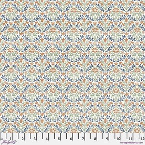 以下が含まれることがあります： 青とオレンジの花のモチーフが繰り返し描かれた白い生地。伝統的な壁紙のデザインを思わせるパターンです。