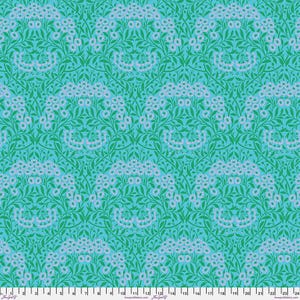 以下が含まれることがあります： ターコイズブルーの背景に、青い花と緑の葉が繰り返し描かれたパターン。伝統的な花の壁紙を思わせるパターンです。