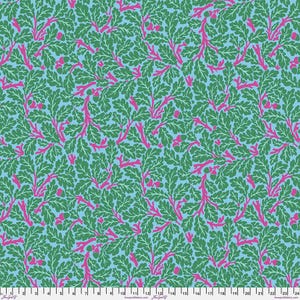 以下が含まれることがあります： 薄い青色の背景に、緑色のオークの葉と枝が繰り返し描かれたシームレスなパターン。葉と枝はピンクで縁取られています。