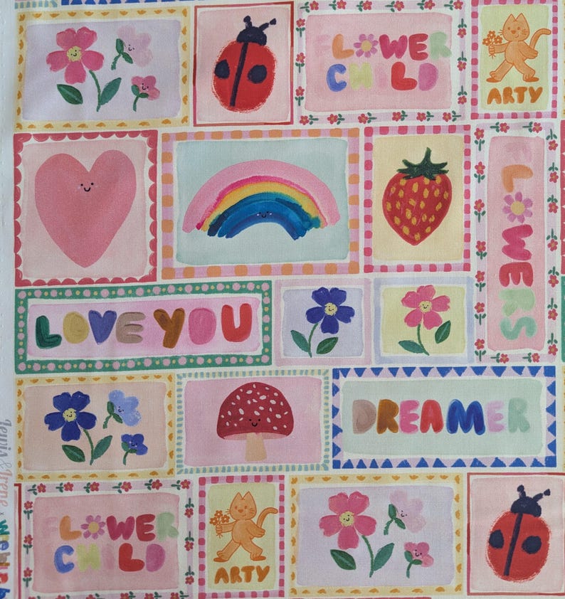 以下が含まれることがあります： 虹、花、テントウムシ、キノコ、ハート、そして「フラワーチャイルド」、「愛してる」、「ドリーマー」、「アーティ」という言葉が描かれたカラフルなパッチワークデザインです。