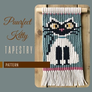 Op de afbeelding: Een DIY-wandtapijtpatroon voor een kat met zwart-witte vacht, met de woorden "Purrfect Kitty Tapestry Pattern" aan de linkerkant van de afbeelding.