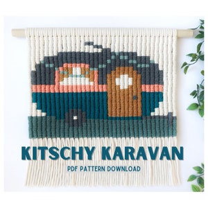 Könnte beinhalten: Ein Wandbehang aus Makramee mit einem bunten, pixelartigen Design eines Vintage-Wohnmobils. Der Text "KITSCHY KARAVAN PDF PATTERN DOWNLOAD" ist unter dem Bild gedruckt.